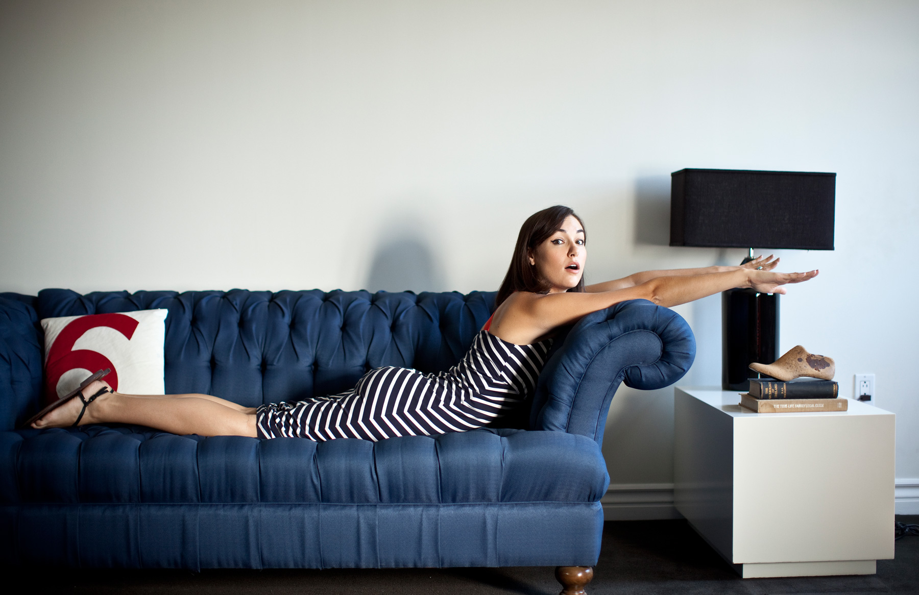 20летняя девушка демонстрирует сочную фигуру на диване и в ванной