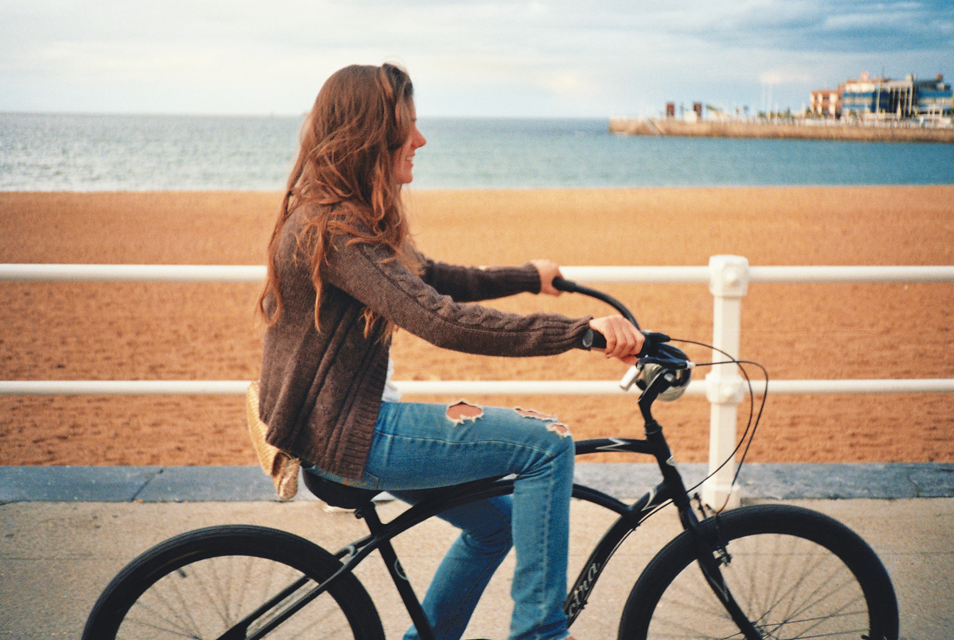 Кудрявая девушка на велосипеде